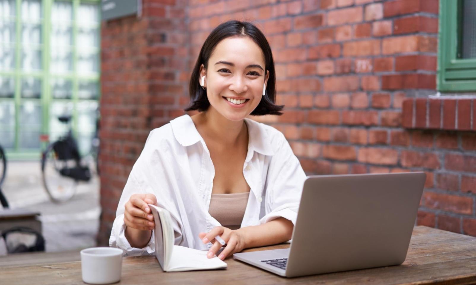 SEO-Kurs Arbeitsumgebung mit Laptop und Lernmaterialien